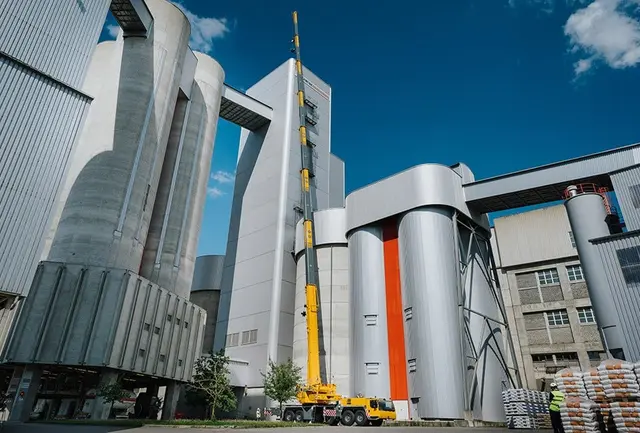 Bild 2 einer Mietmaschine vom Typ mobilný žeriav 300 ton, Liebherr LTM 1300 6.3