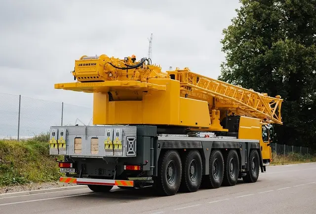 Bild 2 einer Mietmaschine vom Typ mobilný žeriav 150 ton | Liebherr LTM 1150 5.3