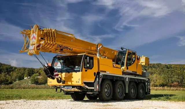 Bild 2 einer Mietmaschine vom Typ mobilný žeriav 70 ton | Liebherr LTM 1070 4.2