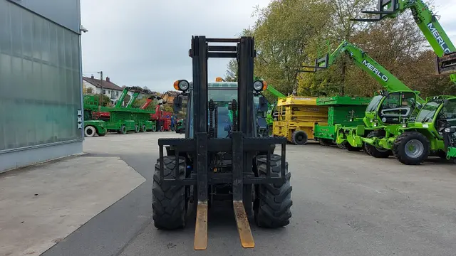 Bild 1 einer Mietmaschine vom Typ 5 tonne rough terrain forklift | Ausa C500H x4