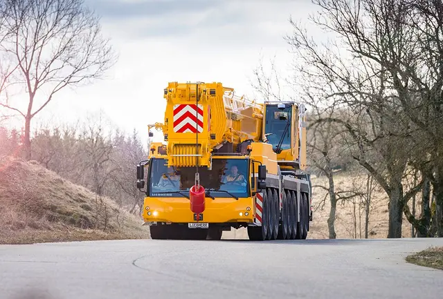 Bild 1 einer Mietmaschine vom Typ mobilný žeriav 450 ton | Liebherr LTM 1450 8.1