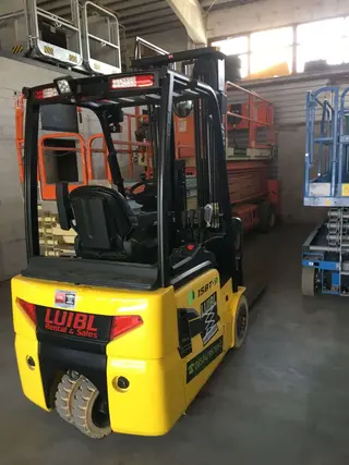 Image of a rental machine of type 1.5 tonne electric tricycle | Hyundai 15BT-9 5500 mm