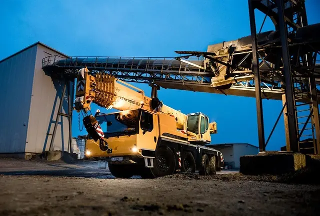 Bild 1 einer Mietmaschine vom Typ mobilný žeriav 90 ton | Liebherr LTM 1090 4.2