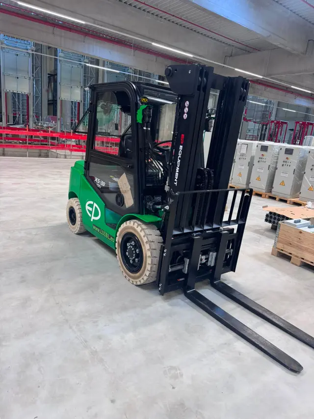 Bild 1 einer Mietmaschine vom Typ 3.8-tonne Electric Forklift | EP EFL382X5 4800 mm