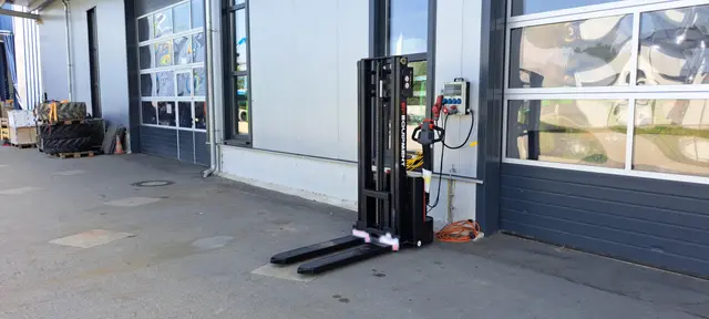 Bild 1 einer Mietmaschine vom Typ 1,2 Tonnen HH | EP ESL 122 2700 mm