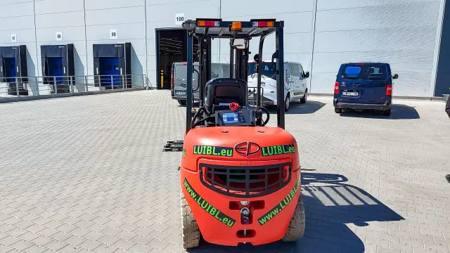 Bild 1 einer Mietmaschine vom Typ 3 ton elektrické | EP EFL302 Triplex Stožiar 4800 mm