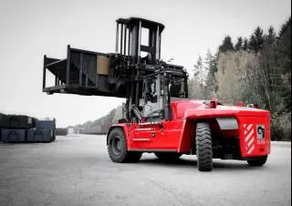 Bild 0 einer Mietmaschine vom Typ 25-tonne Diesel Forklift | Kalmar DCG 250-25T Triplex 4660 mm
