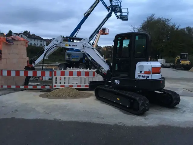 Bild 0 einer Mietmaschine vom Typ 5 Tons Compact Excavator | Bobcat E50