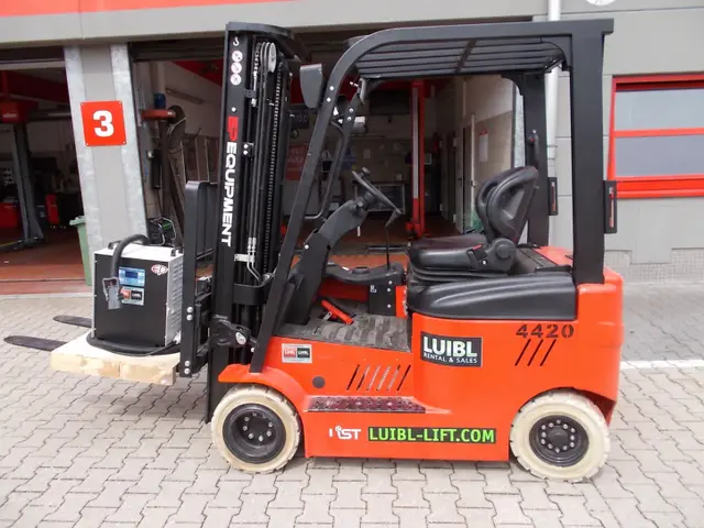 Bild 0 einer Mietmaschine vom Typ 2 ton elektrické štyri-Wheeler | EP CPD20L1-Li 4700 mm