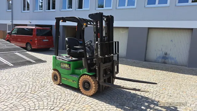 Bild 1 einer Mietmaschine vom Typ 1.8 ton elektrické štyri-Wheeler | EP EFL181 4800 mm