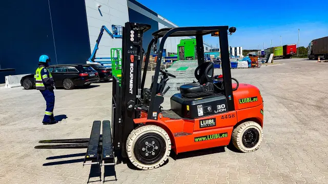 Bild 0 einer Mietmaschine vom Typ 3 ton elektrické | EP EFL302 Triplex Stožiar 4800 mm