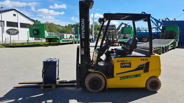 Bild 0 einer Mietmaschine vom Typ 3 ton elektrické | Hyundai 30BH-9 6000 mm