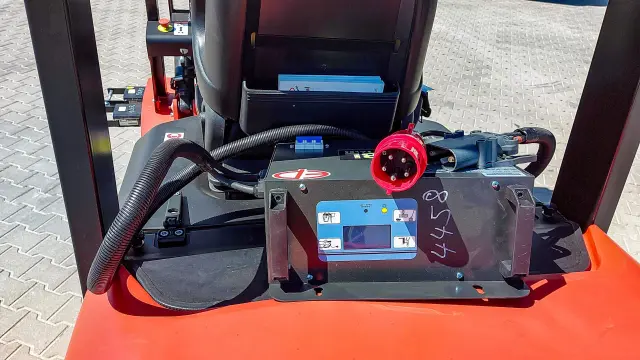 Bild 2 einer Mietmaschine vom Typ 3 ton elektrické | EP EFL302 Triplex Stožiar 4800 mm