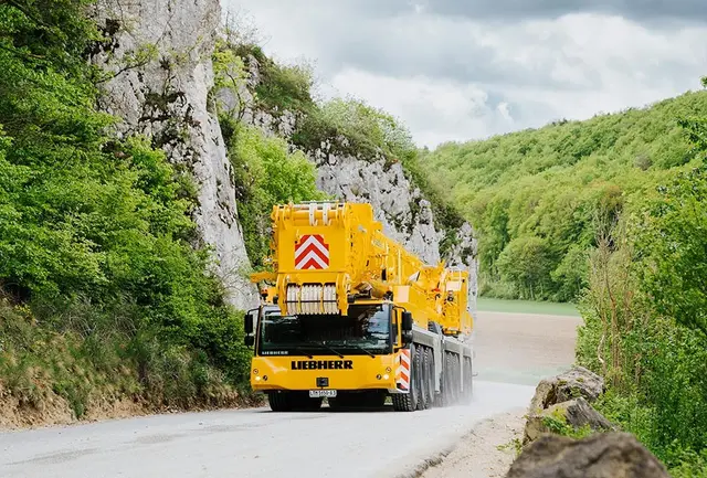 Bild 2 einer Mietmaschine vom Typ mobilný žeriav 650 ton | Liebherr LTM 1650 8.1
