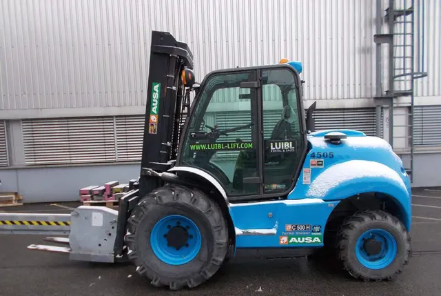 Bild 0 einer Mietmaschine vom Typ 5 tonne rough terrain forklift | Ausa C500H x4