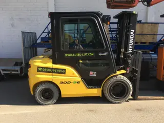 Obrázok stroja na prenájom typu 3 ton Nafty | Hyundai 30-9 4700 mm