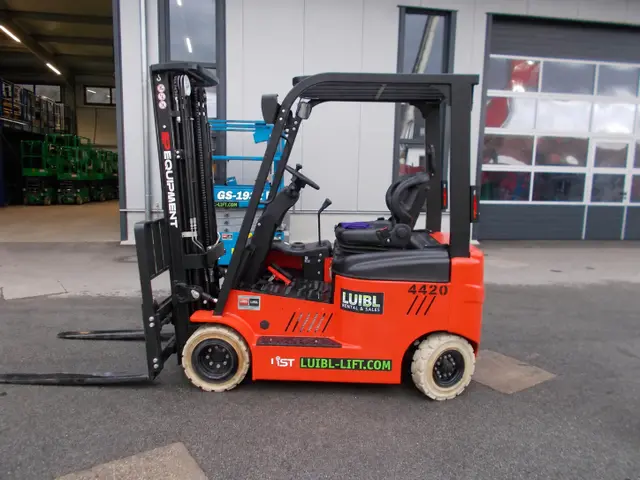 Bild 4 einer Mietmaschine vom Typ 2 ton elektrické štyri-Wheeler | EP CPD20L1-Li 4700 mm