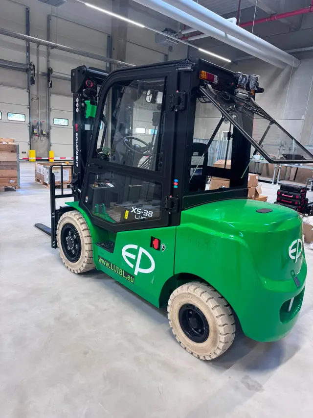 Bild 0 einer Mietmaschine vom Typ 3.8-tonne Electric Forklift | EP EFL382X5 4800 mm