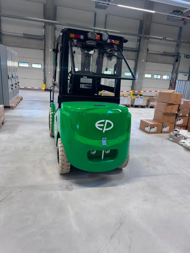 Bild 2 einer Mietmaschine vom Typ 3.8-tonne Electric Forklift | EP EFL382X5 4800 mm