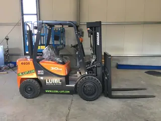 Obrázok stroja na prenájom typu 3 ton Nafty | Doosan D30G-Plus 5000 mm